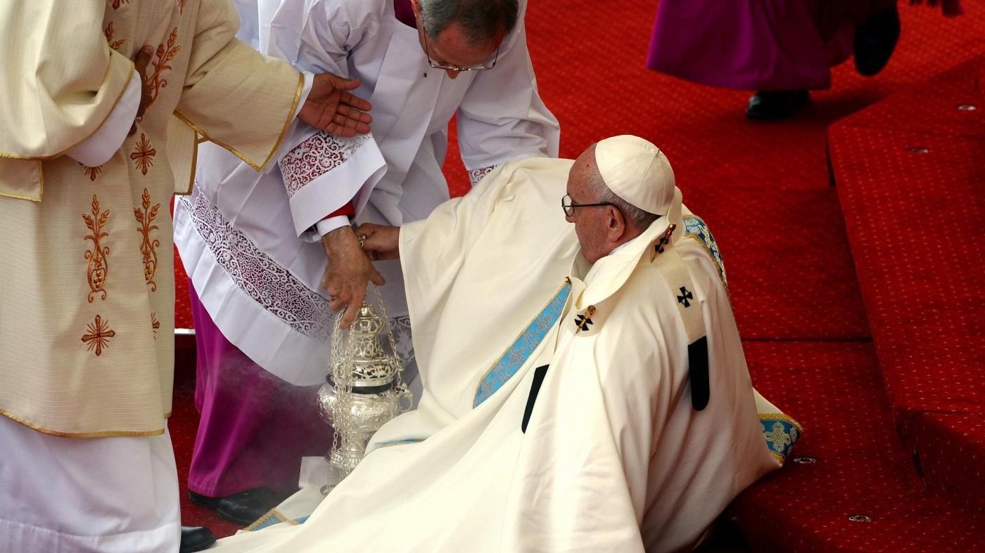 Polonia, Papa inciampa e cade mentre incensa l’altare