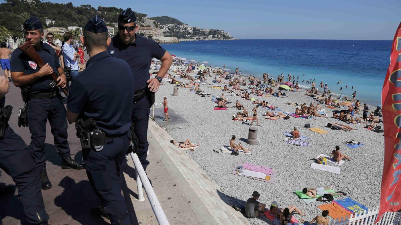 Contro terrorismo vietate borse grandi in spiaggia a Cannes