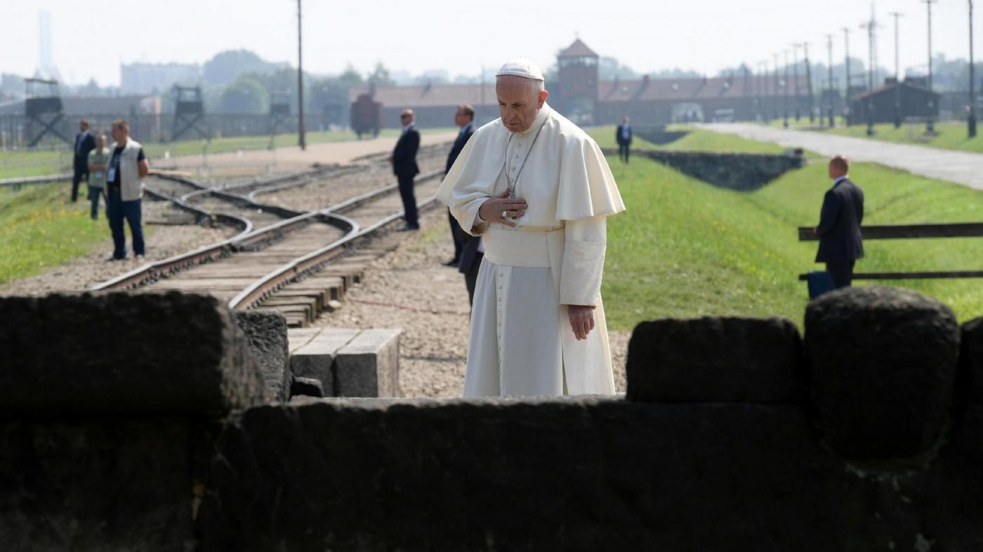 Il Papa ad Auschwitz: Signore, perdona così tanta crudeltà