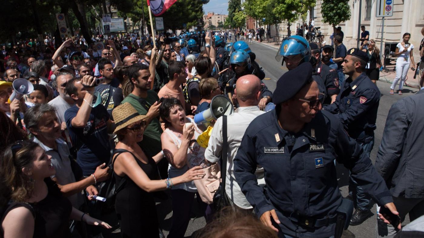 Taranto, Renzi contestato: Prendo insulti ma garantisco lavoro