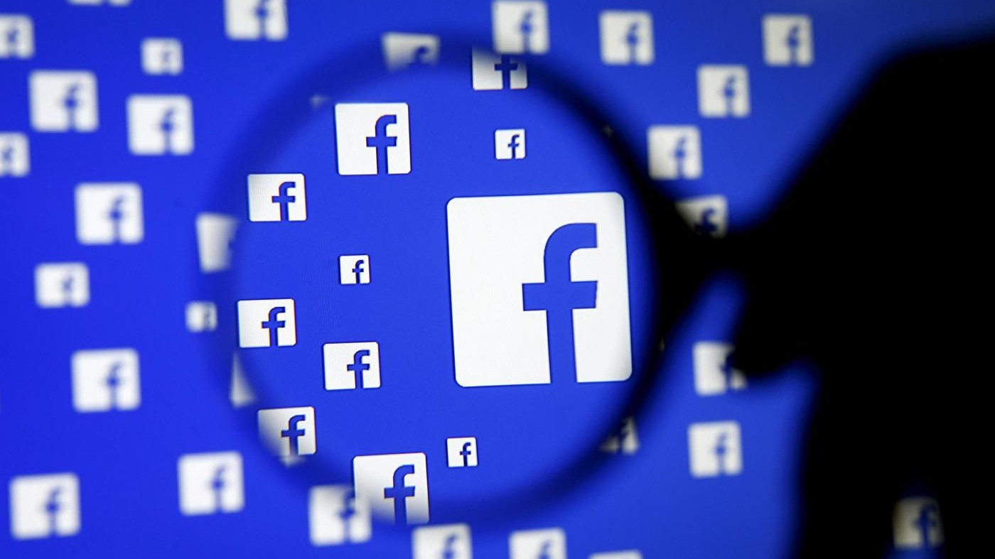 Su Facebook foto con donne in un bar: scoperto un ricercato