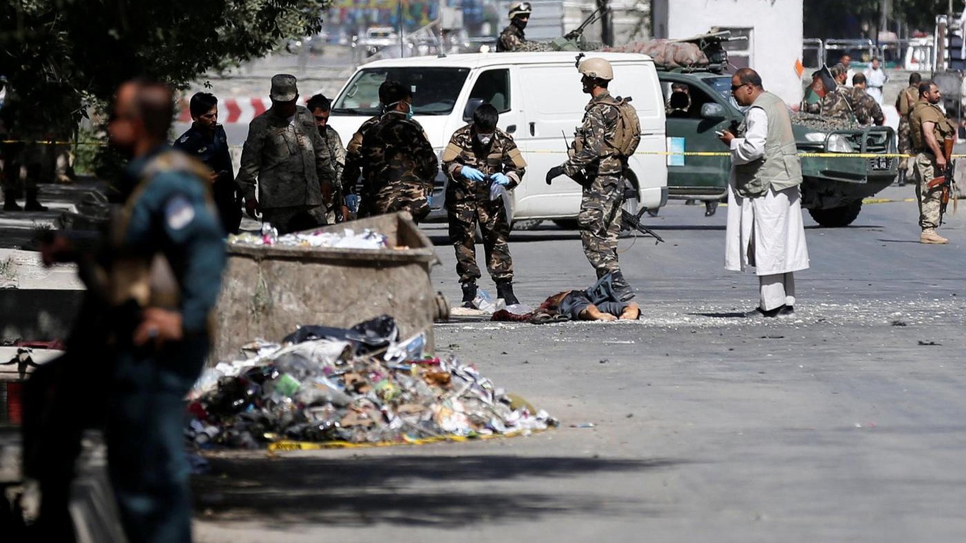 Kabul, attacco compound: morti attentatori, talebani rivendicano