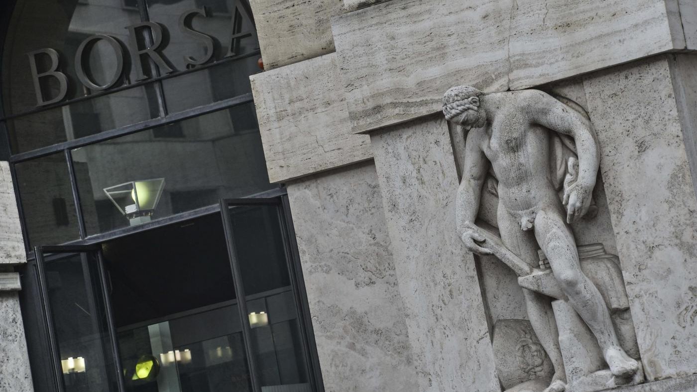 Piazza Affari vira in rosso: male le banche, salva Mps