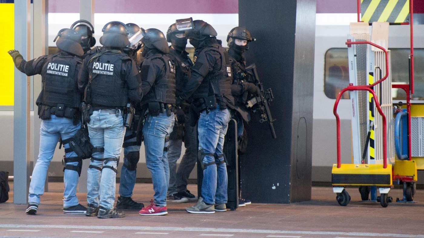 Si toglie i vestiti e grida ‘bomba’: arrestato uomo ad Amsterdam