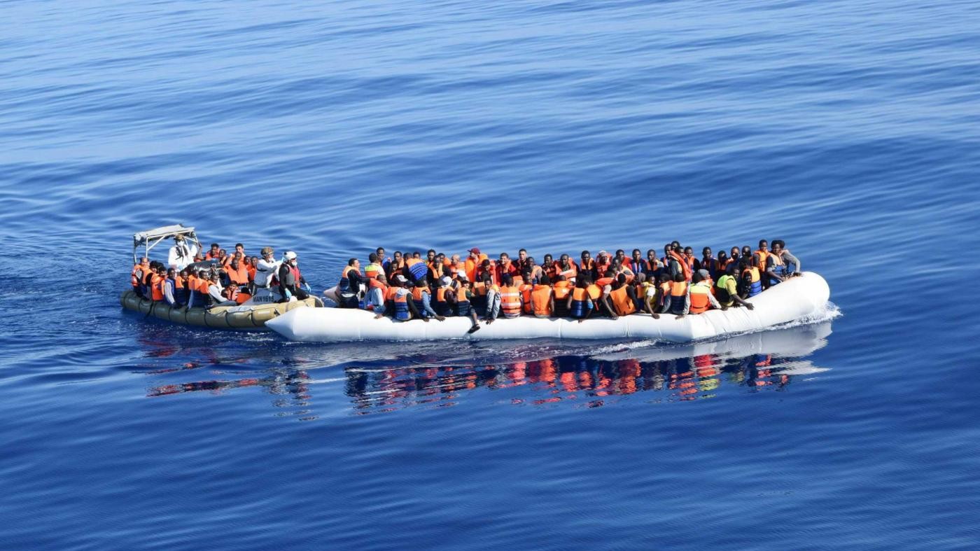 Migranti, Marina militare soccorre 5 barconi: 561 persone salvate