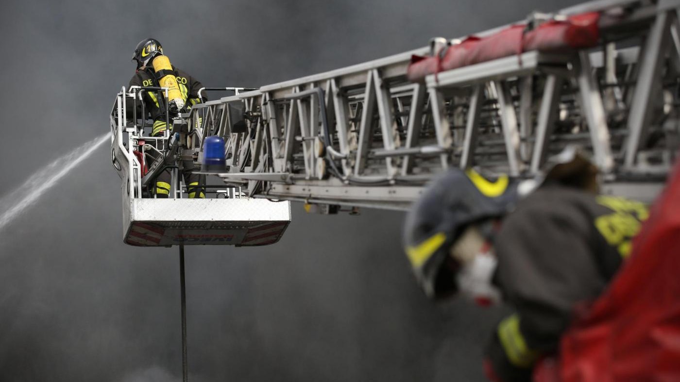 Roma, esplosione devasta una palazzina: cento sfollati