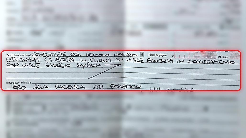 Milano, fermo in curva con l’auto. Alla polizia dice: Cercavo Pokémon