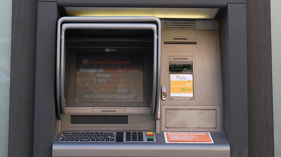 Roma, sradicava bancomat con carroattrezzi: sgominata banda