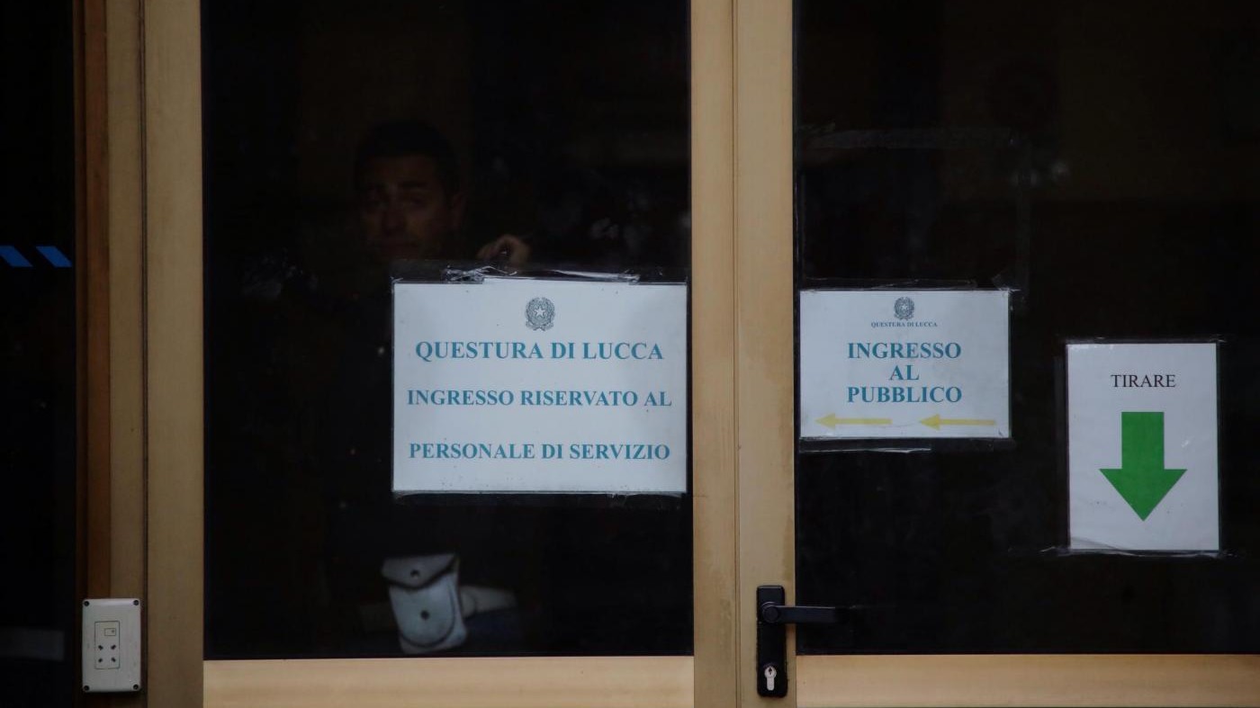 Lucca, donna data alle fiamme: fermato presunto aggressore