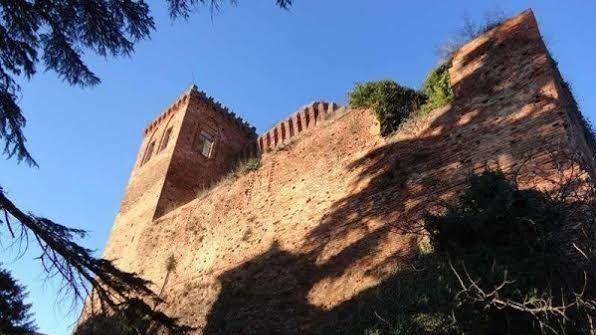 Nel Monferrato vendesi castello con fantasma e tesoro nascosto