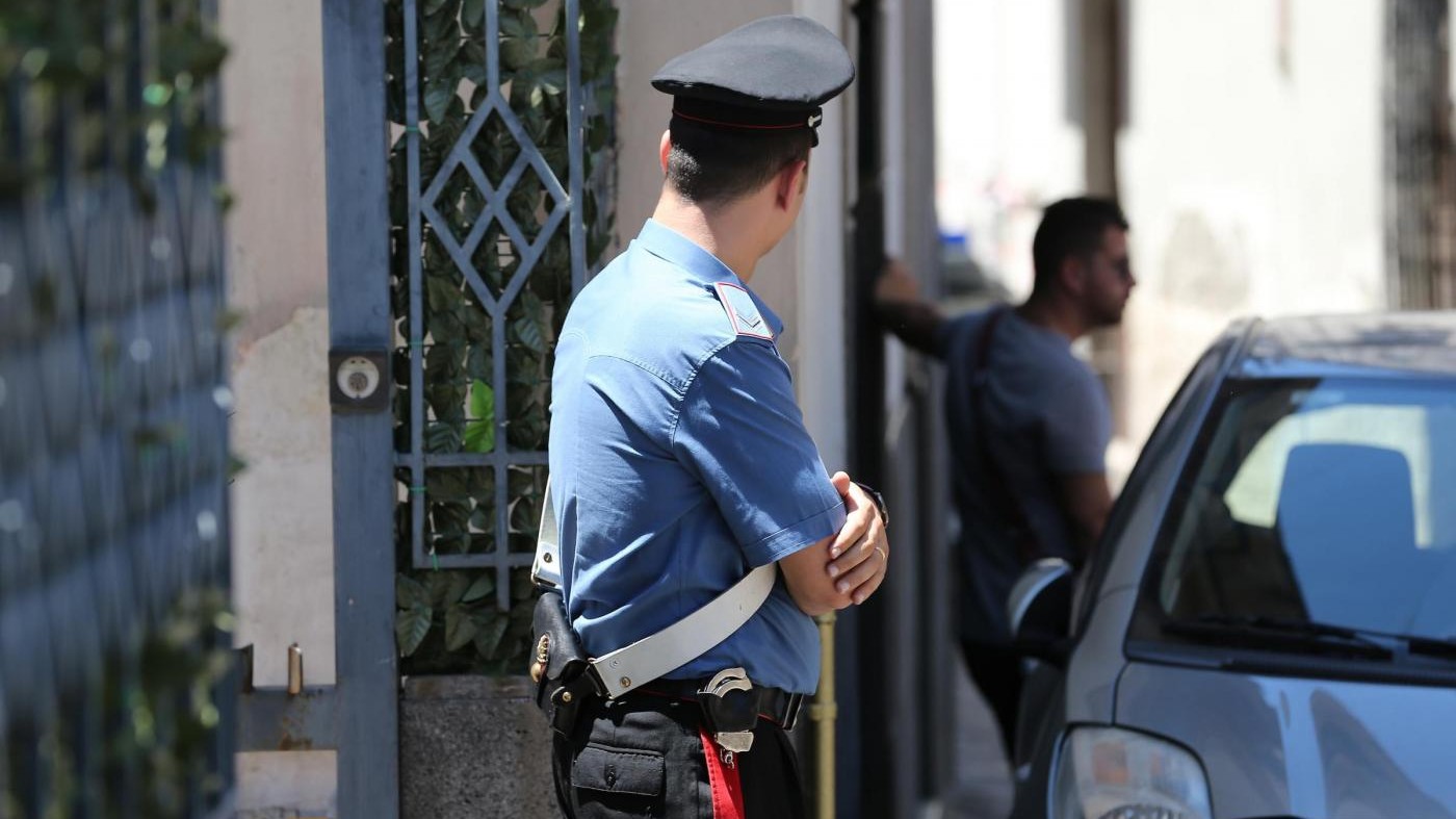 Napoli, minaccia parenti disabili per estorcere denaro: arrestato