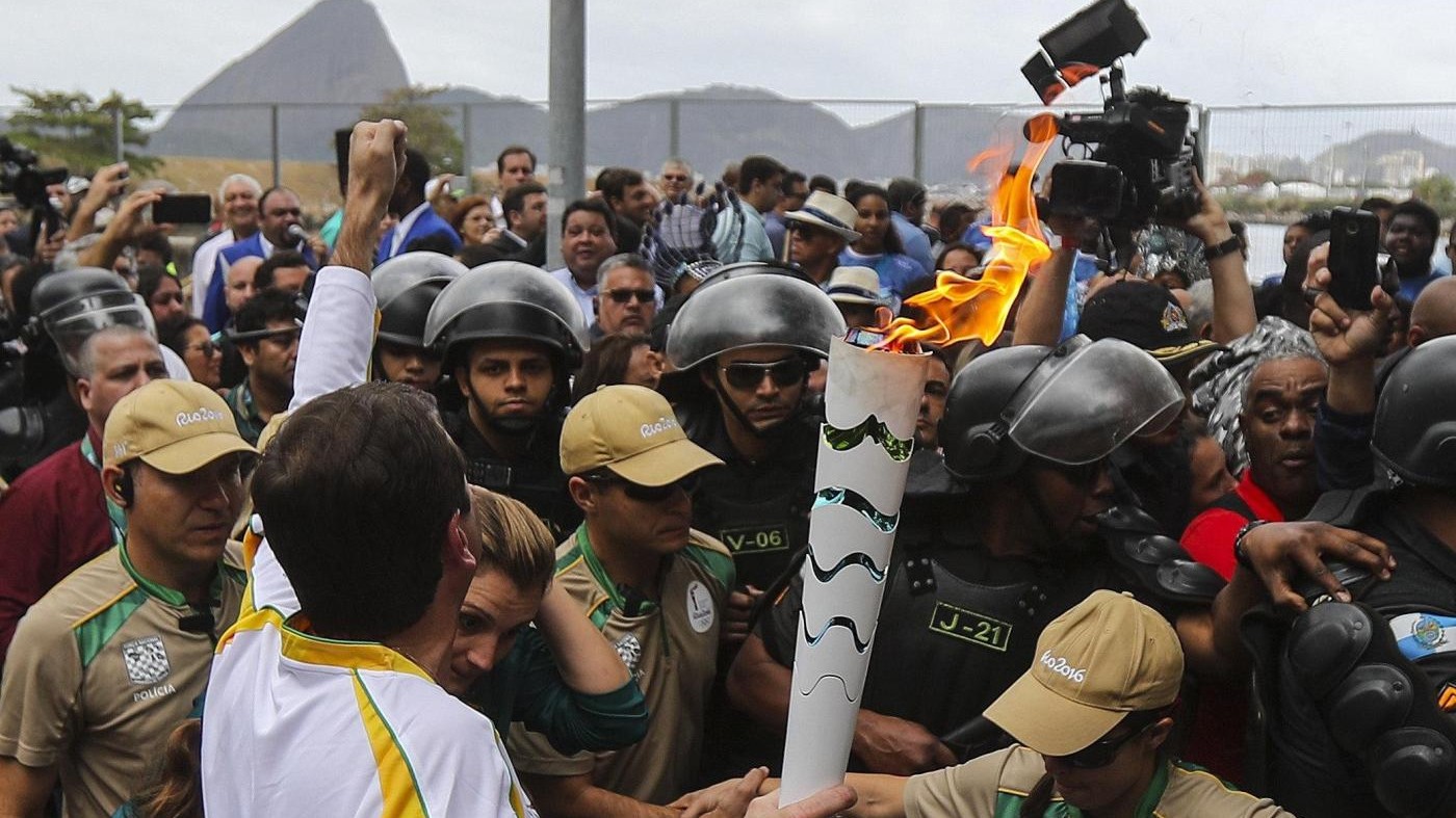 Rio, repressa protesta al passaggio della torcia: ferito bimbo