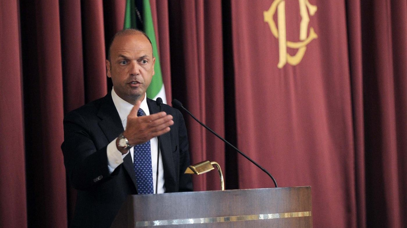 Terrorismo, Alfano: Oggi terza espulsione, sono 41 nel 2016