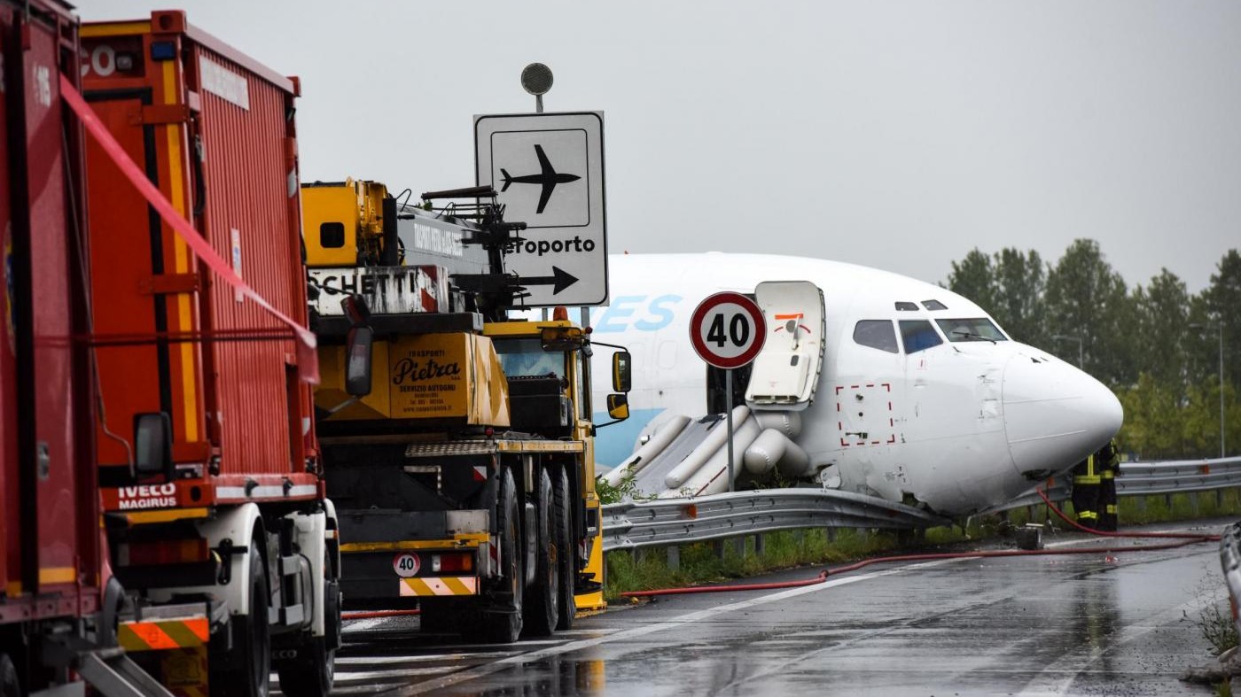 Paura ad Orio al Serio: uscito di pista un aereo cargo