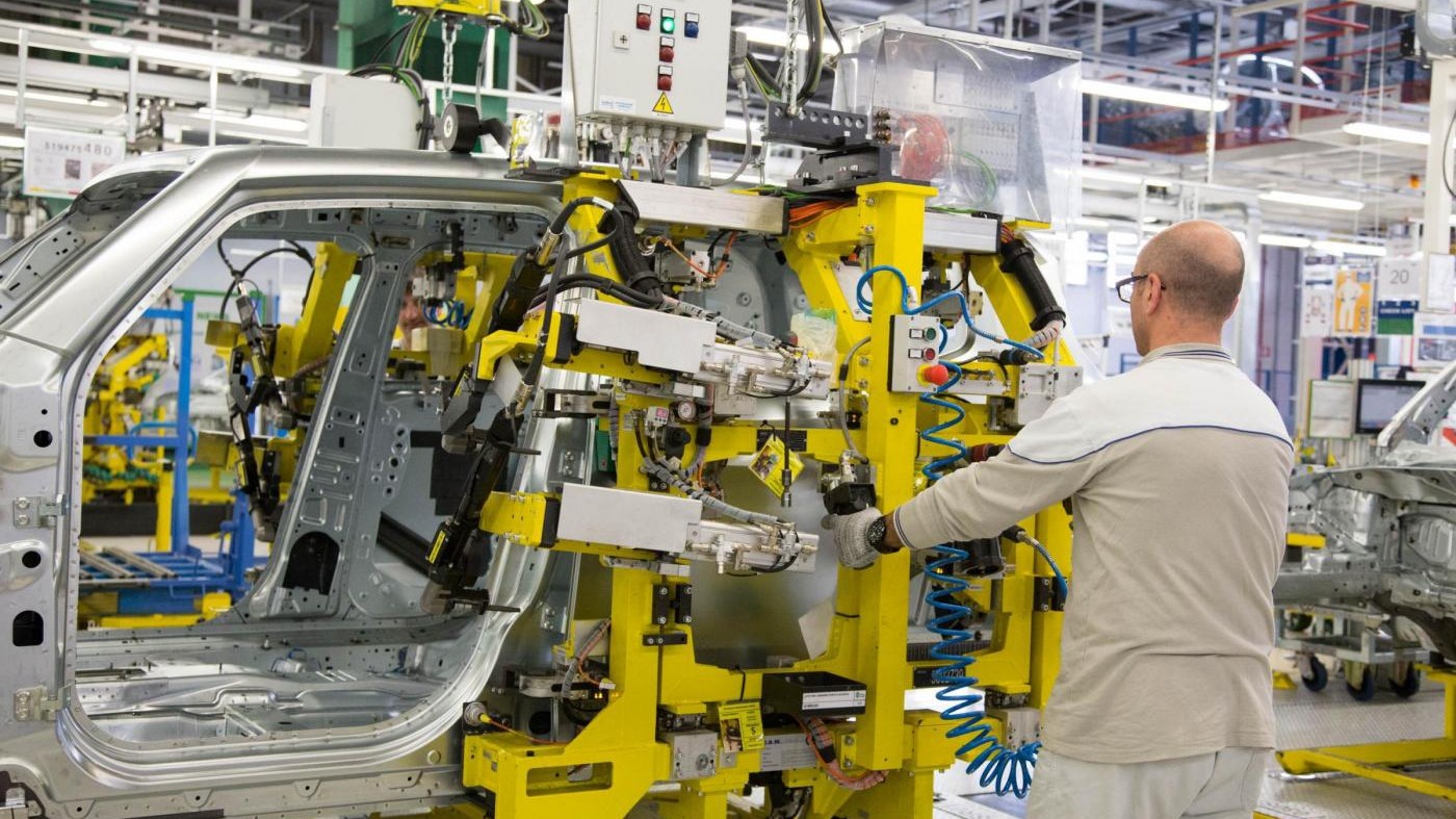 Industria, Istat: Produzione -0,4% a giugno, su anno -1%