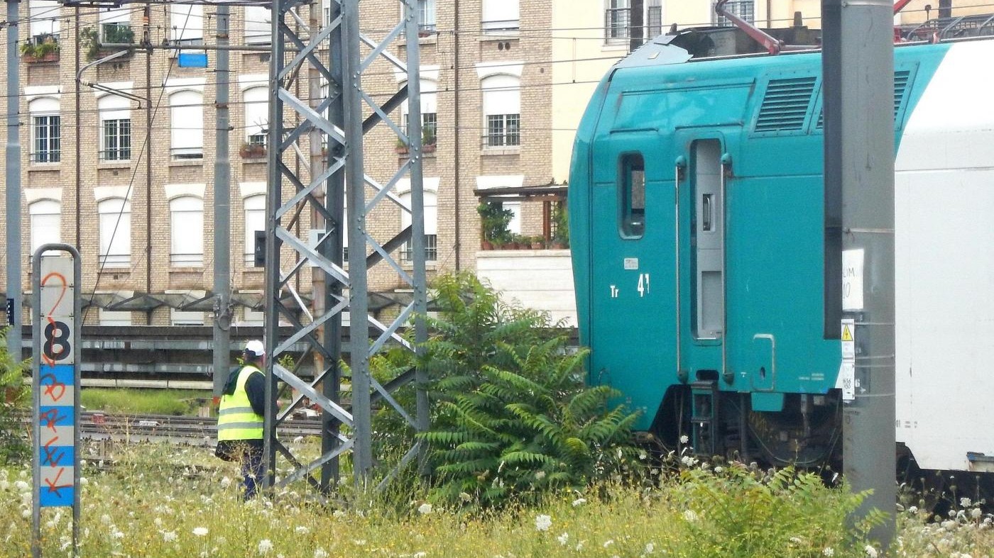 Milano, senza biglietto in stazione: ragazze sui binari bloccano treni