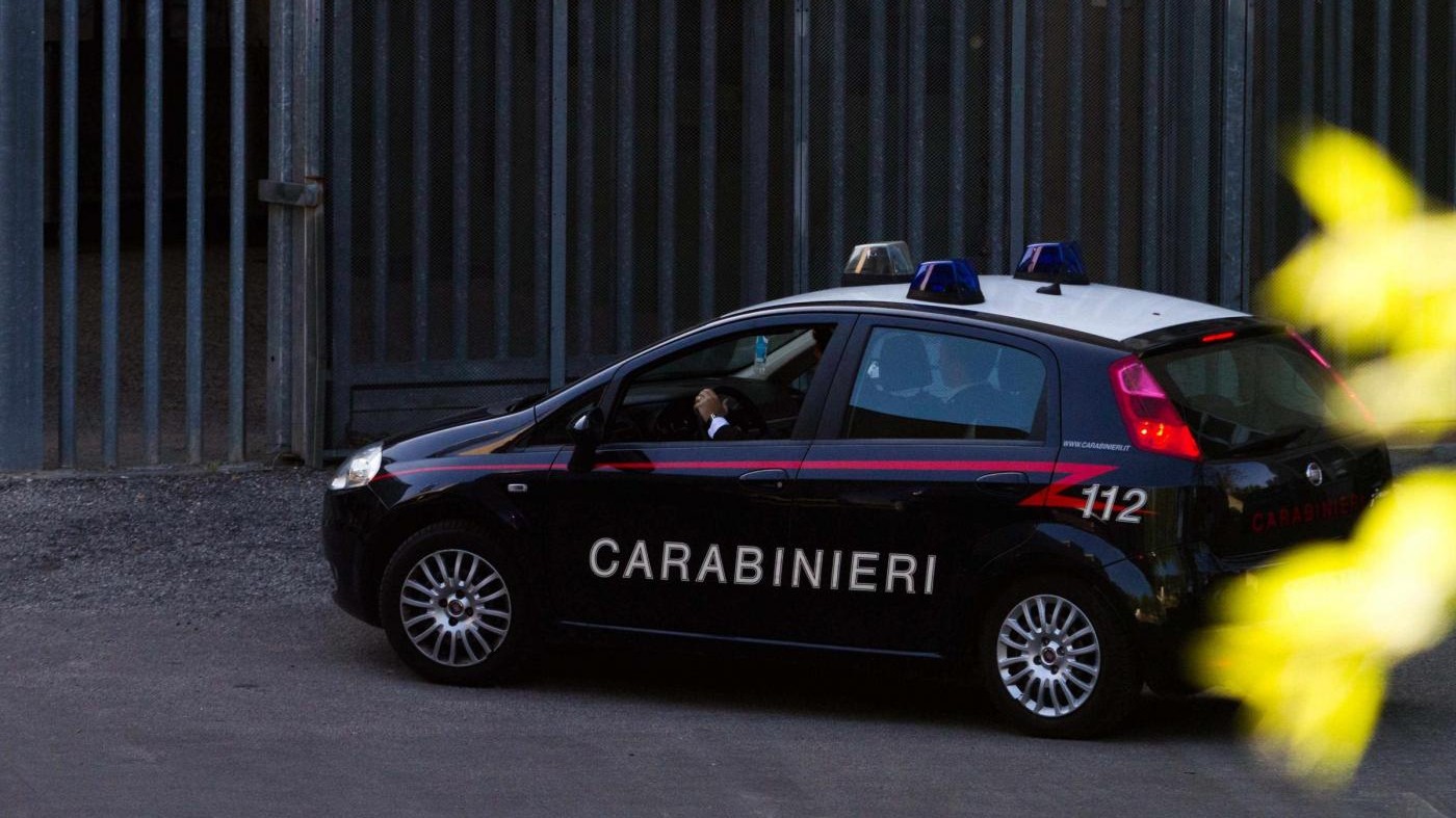 Milano, irrompe in un hotel con una pistola: arrestato 17enne