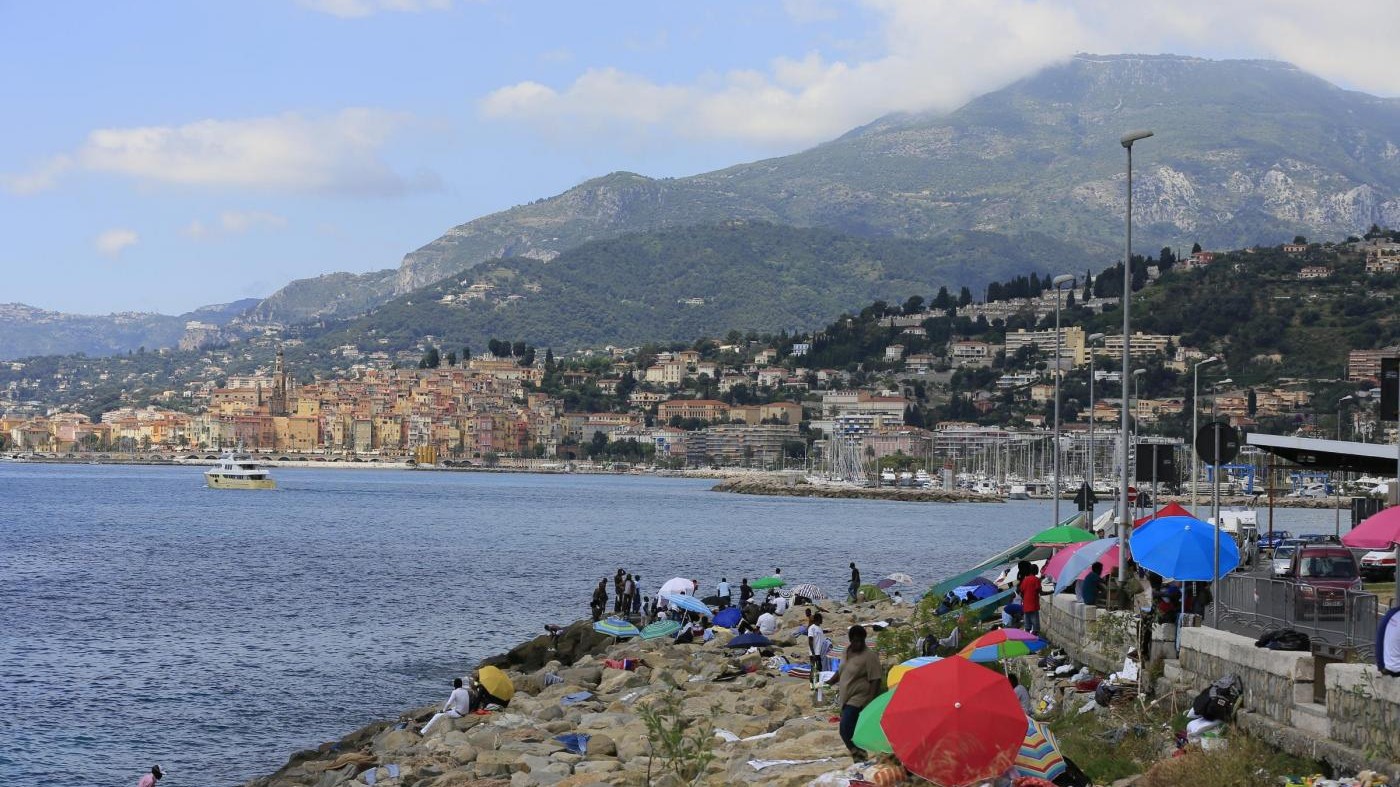 Ventimiglia, migranti sfondano cordone e raggiungono la  Francia