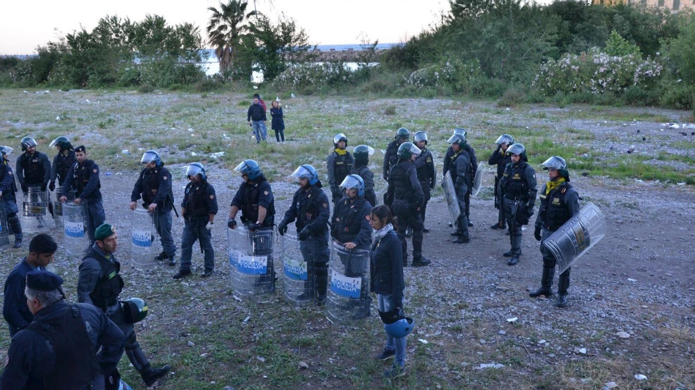 Ventimiglia, migranti sgomberati da agenti tra insulti: ‘Pezzi di m.’