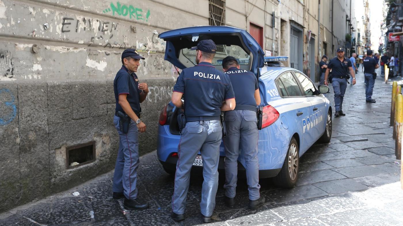 Milano, prende a pugni passanti senza motivo: arrestato 26enne