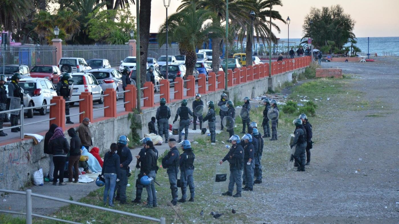 Migranti, agente muore d’infarto durante scontri a Ventimiglia