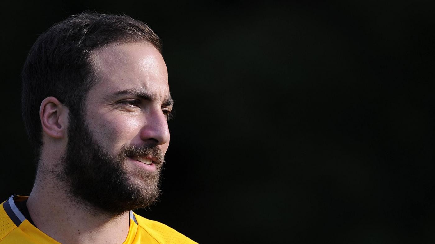 Calcio, la Juve sfida il West Ham a Londra: attesa per Higuain
