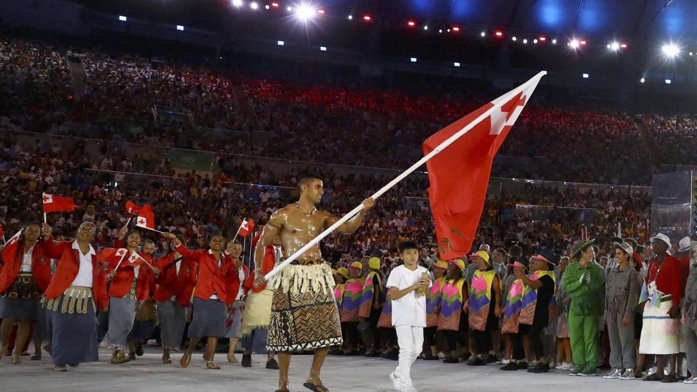 Portabandiera di Tonga a petto nudo diventa una star