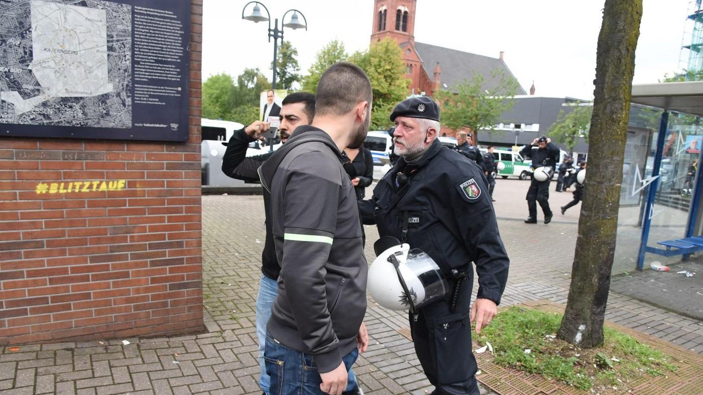 Germania, arrestato uomo barricato in ristorante