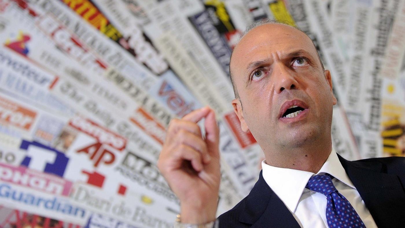 Migranti, Alfano: Ventimiglia non sarà la Calais italiana