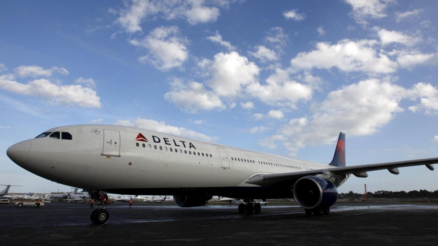 Delta Air Lines, stop voli per blocco informatico: è caos