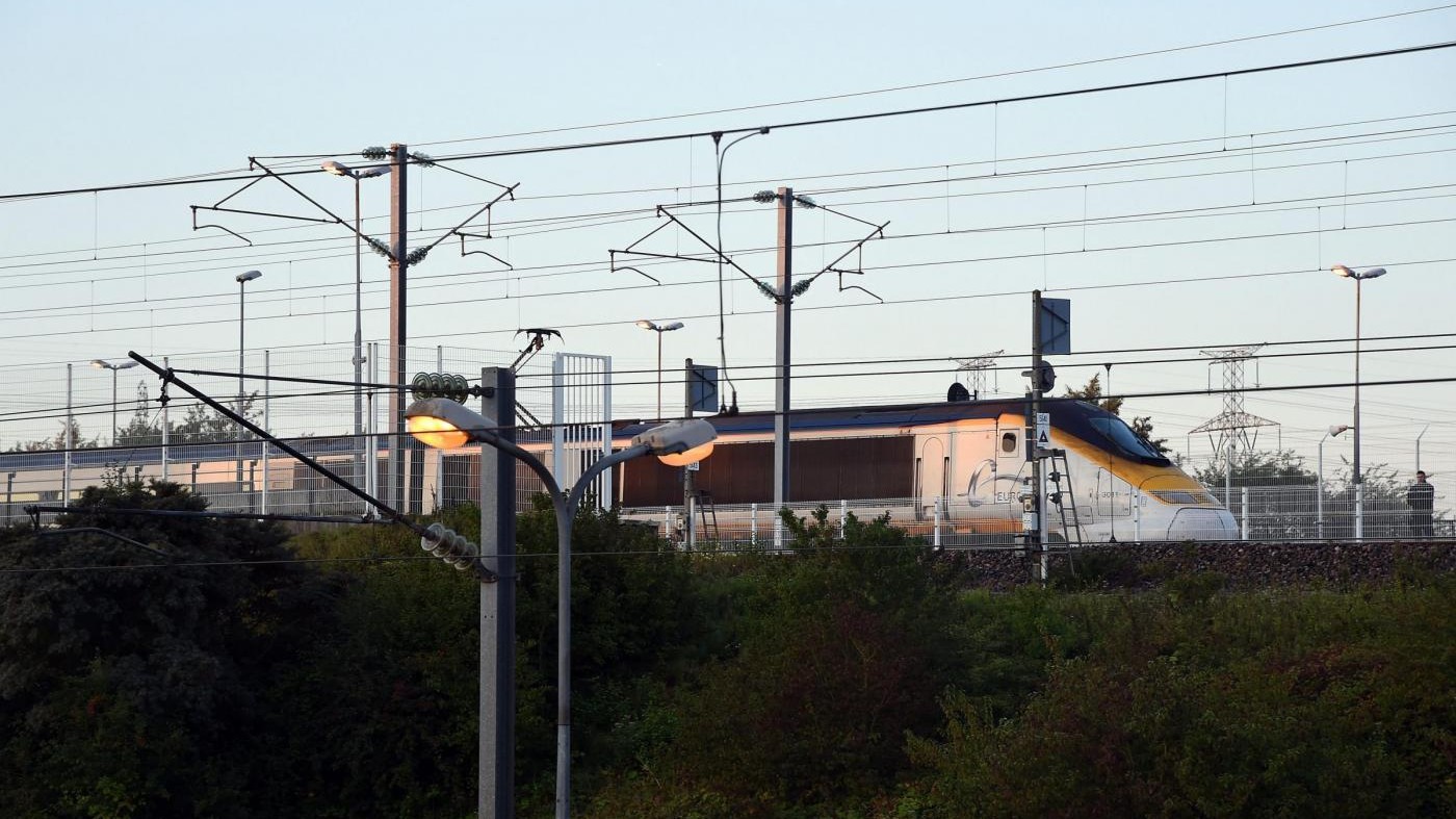 Napoli, urla contro passeggeri del treno e ne accoltella uno