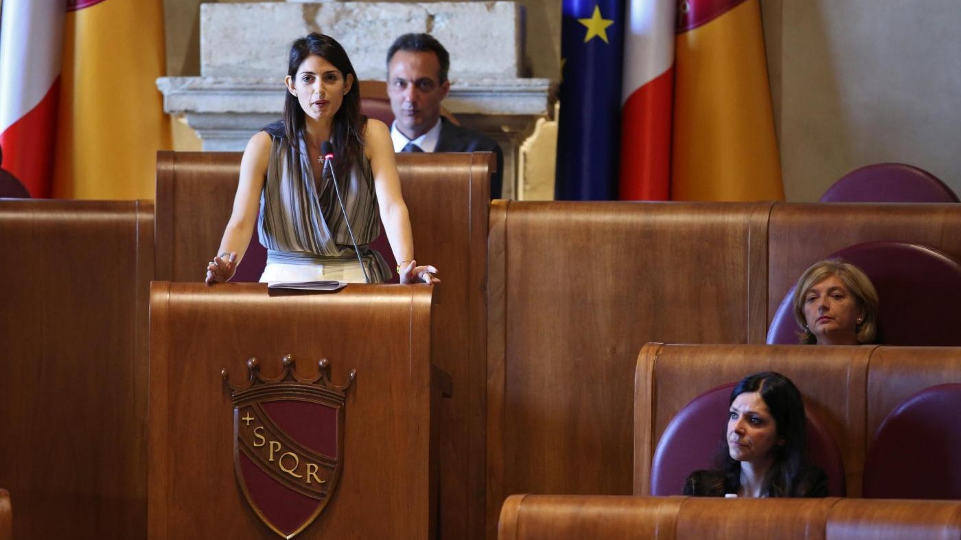 Caos rifiuti, Raggi lancia allarme: A Roma rischio sanitario