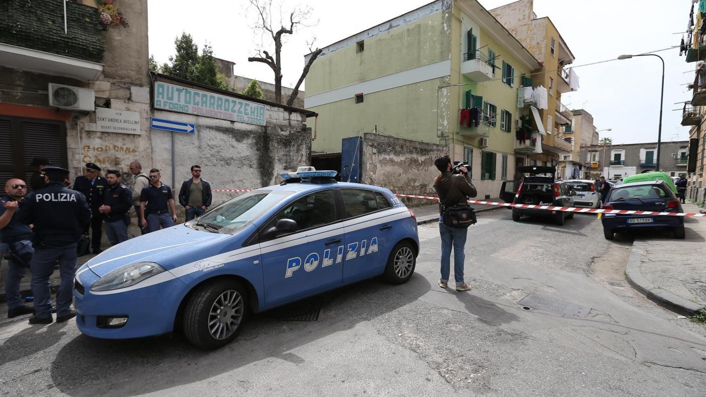 Napoli, spari in strada: 2 feriti da proiettili vaganti, grave 19enne