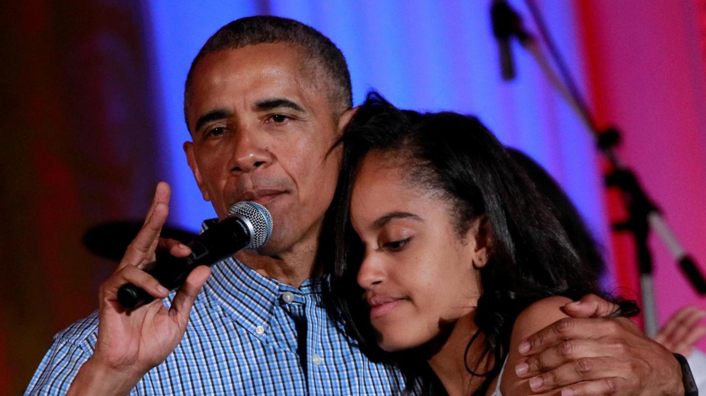 Usa, Malia Obama beccata a fumare: sigaretta o spinello?