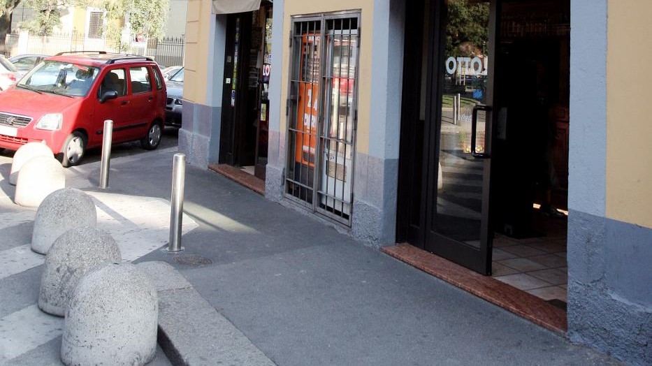 Milano, picchiano uomo a sangue mentre compra sigarette: 4 arresti