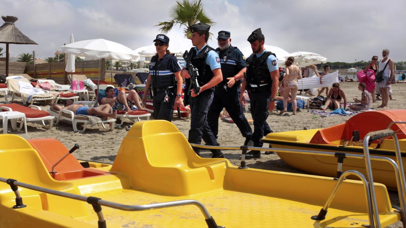 Sindaco Cannes vieta ‘burkini’ in spiaggia: è polemica
