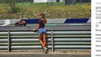 Belen al box di Iannone. Il pilota: E’ una amica speciale