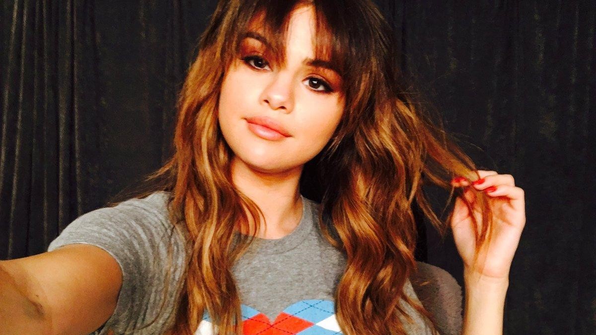 Selena Gomez difende le Beliebers: lite sui social con Justin