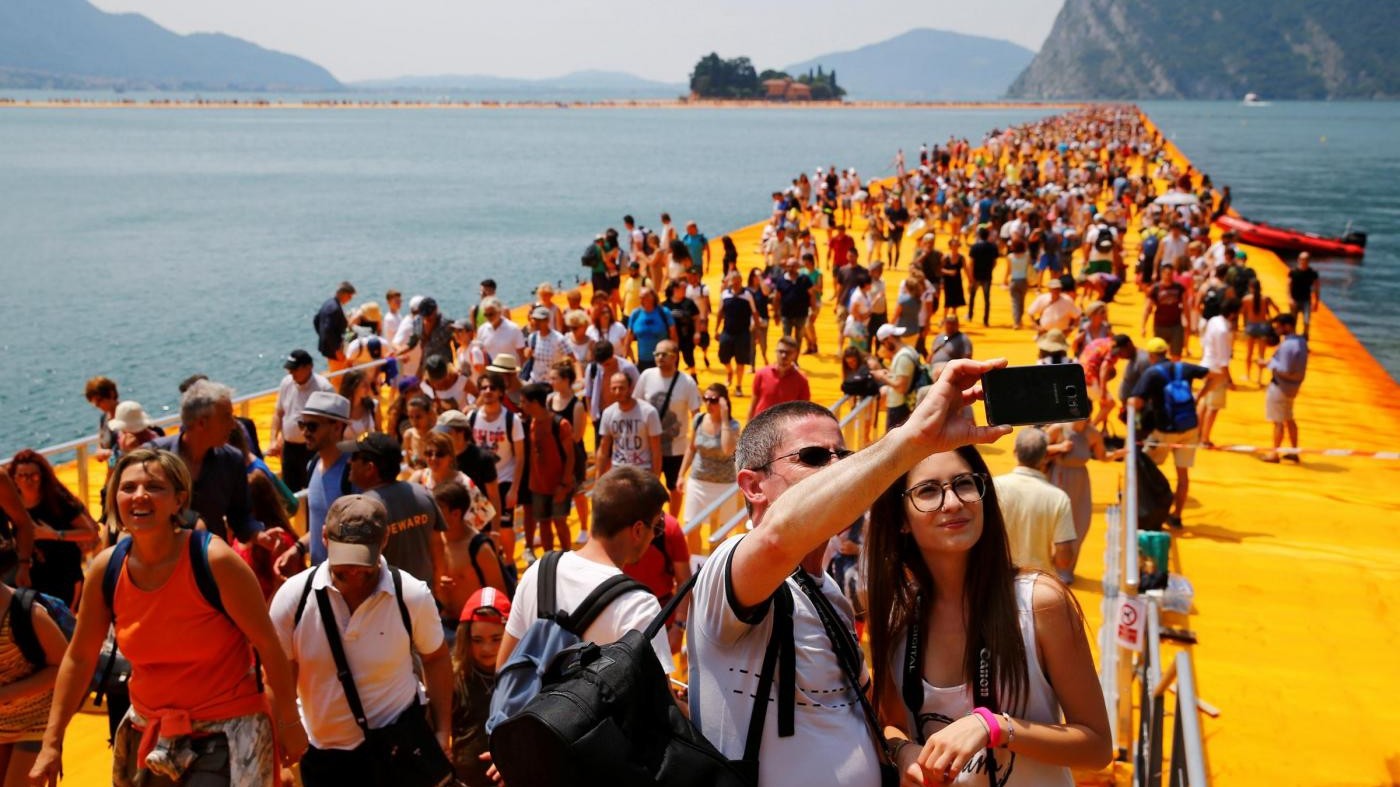 Christo: Con ‘The floating piers’ 1,5 milioni hanno camminato su acqua