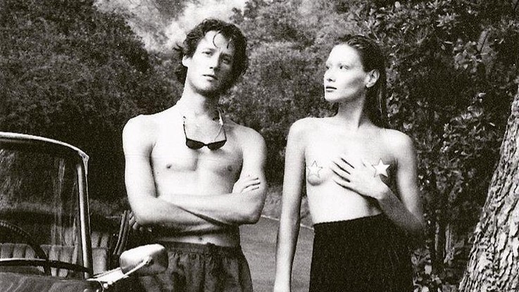 Carla Bruni debutta su Instagram con un topless d'annata