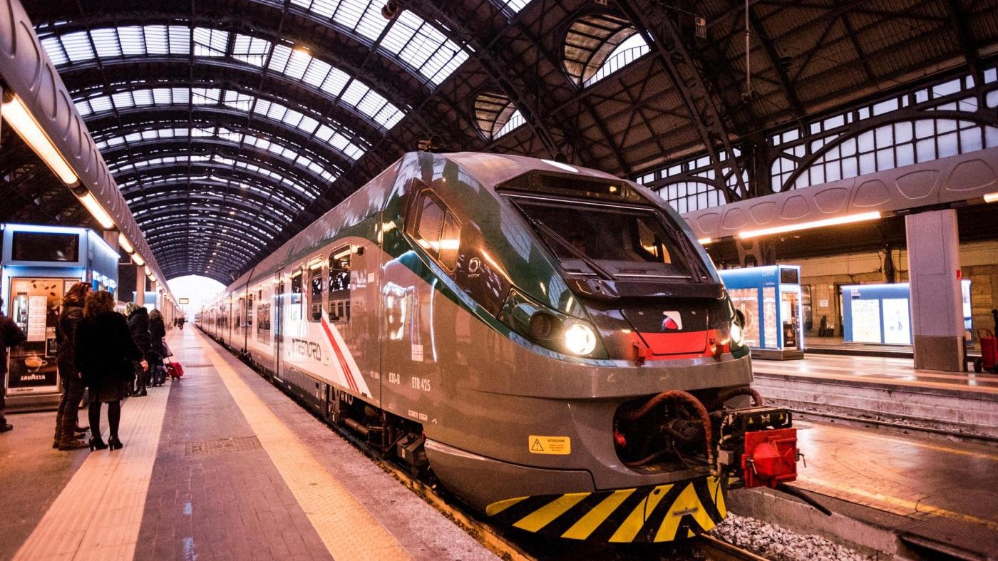 Milano, tentò di violentare due ragazze sul treno: arrestato 37enne