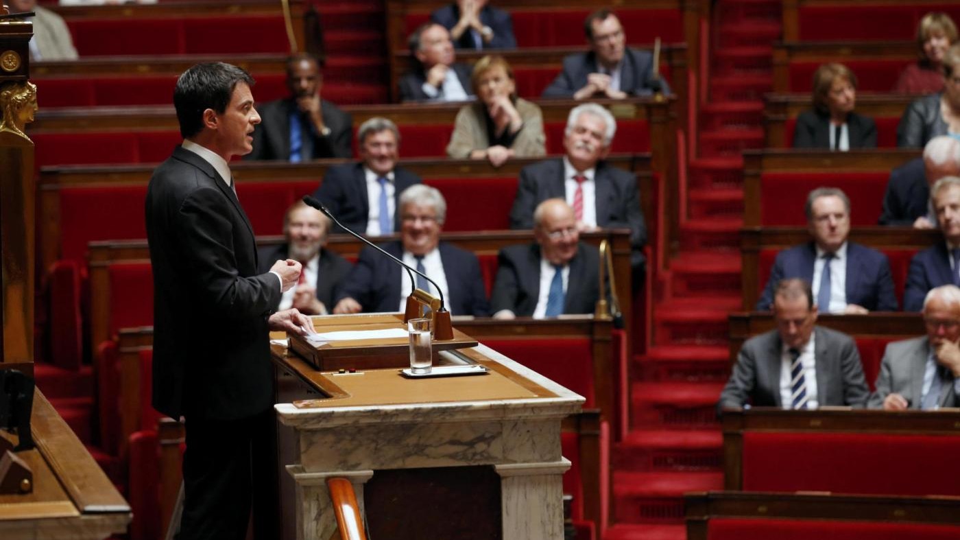 Valls bypassa voto Parlamento per riforma lavoro. Rivolta socialisti