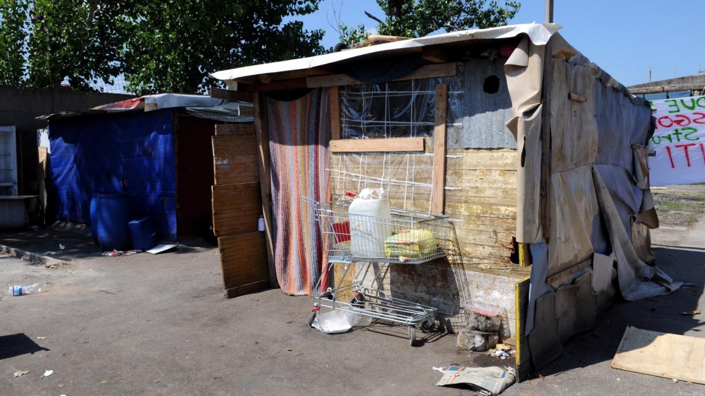 Roma, riducono in fin di vita un uomo per rapinarlo: 5 arresti
