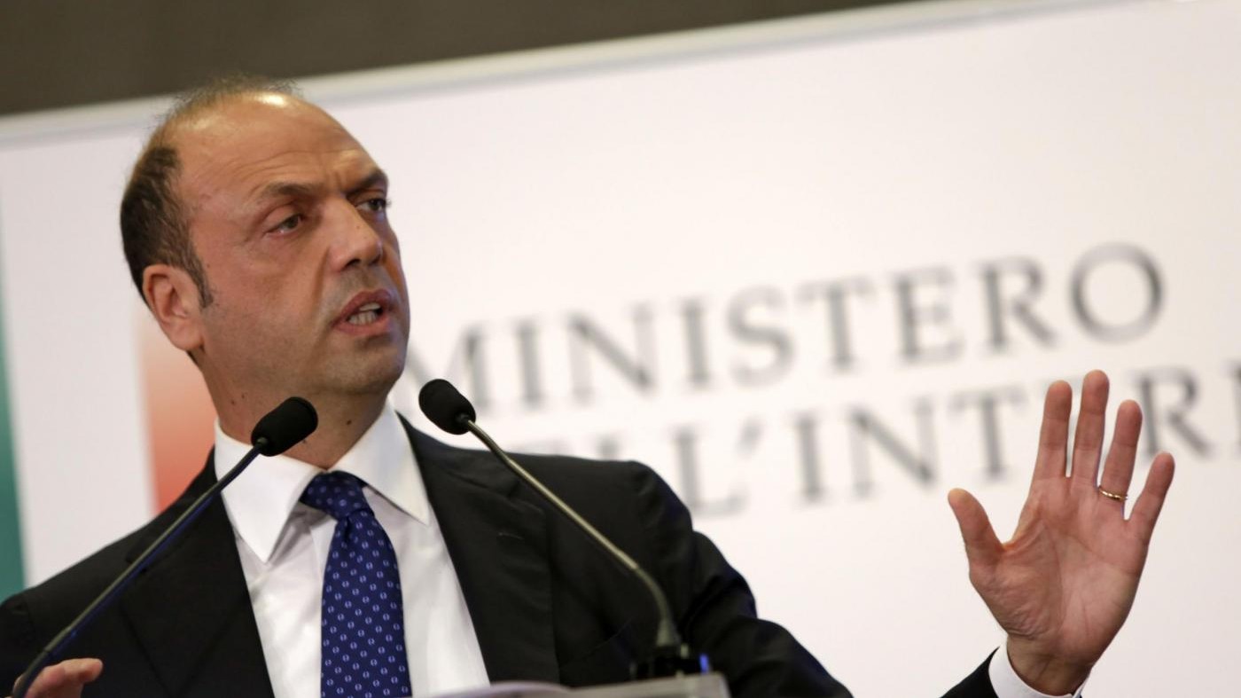 Lega, M5S e Fdi: Alfano si dimetta. Lui: Non farò come Lupi