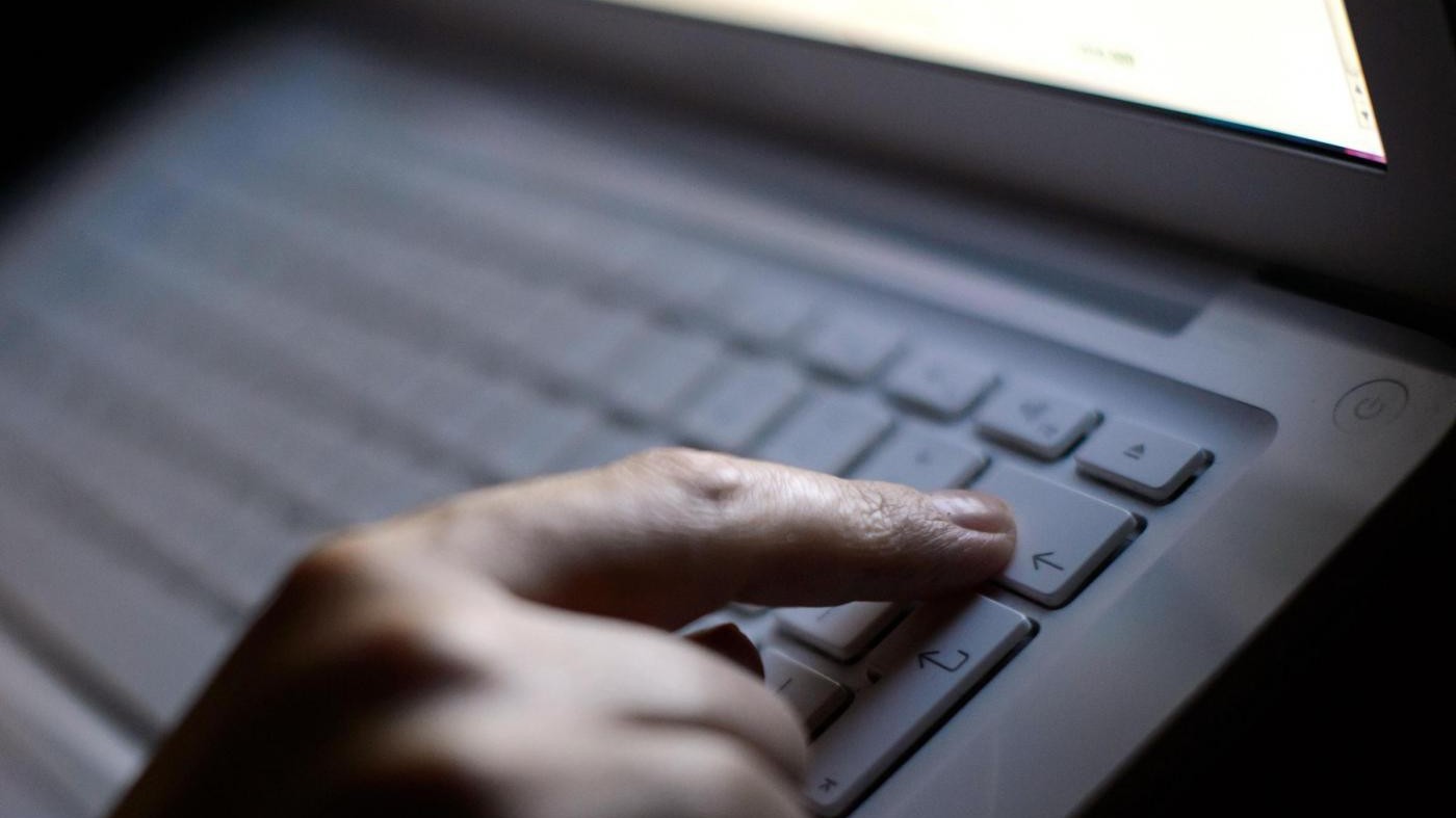Napoli, adescava bambini sui social network: arrestato 17enne