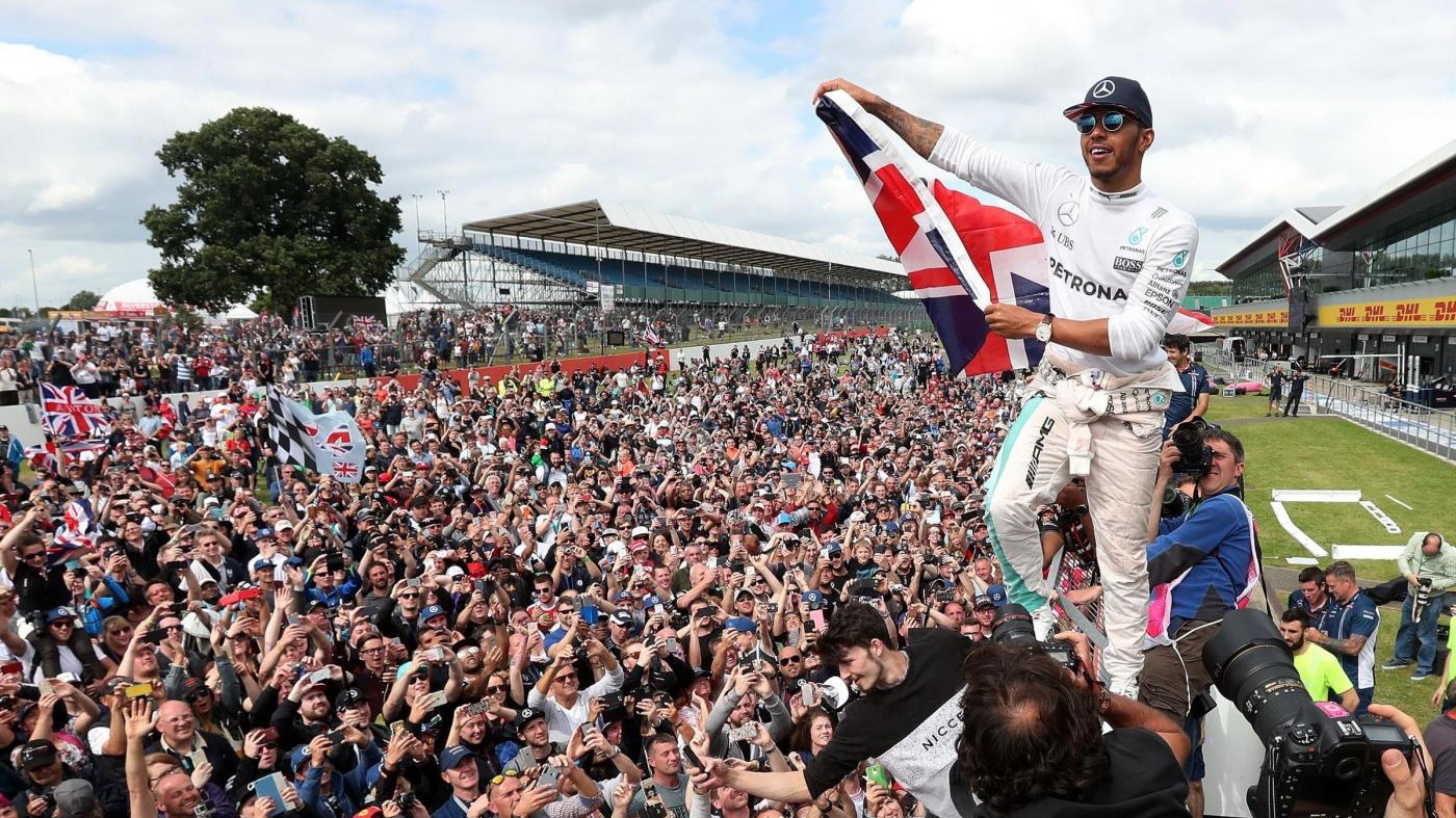 F1, Hamilton trionfa a Silverstone: male le Ferrari