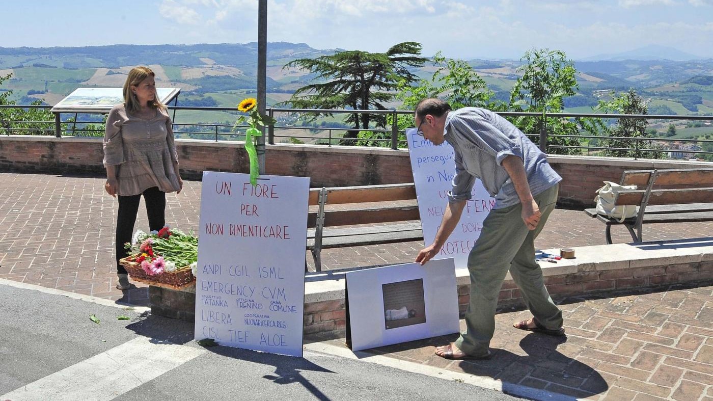 Fermo, malore per la moglie di Emmanuel durante il funerale