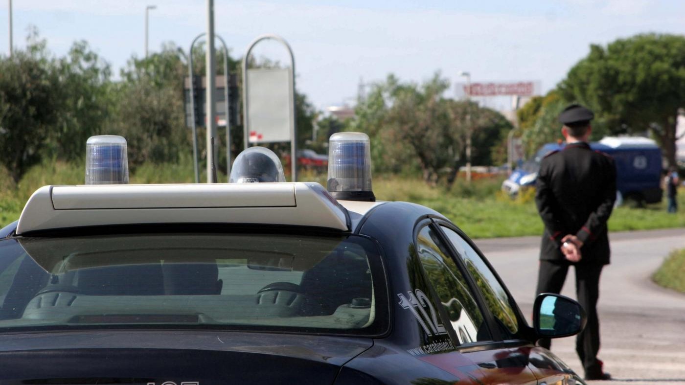 Ubriaco al volante minaccia una famiglia col martello