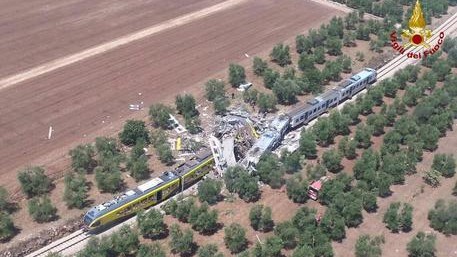 Puglia, scontro fra treni tra Andria e Corato. Fonti: almeno dieci morti