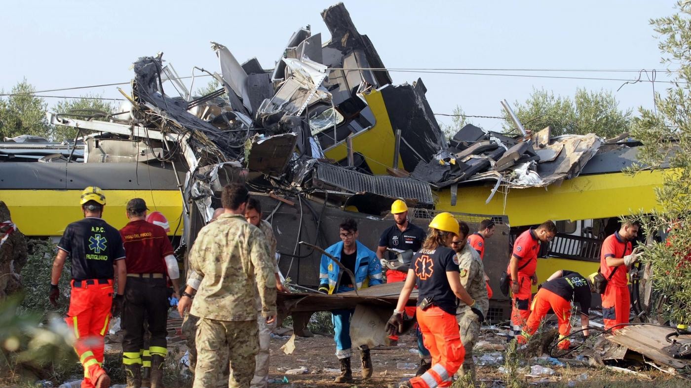 Scontro fra treni: almeno 27 vittime. Le ricerche proseguiranno per tutta la notte